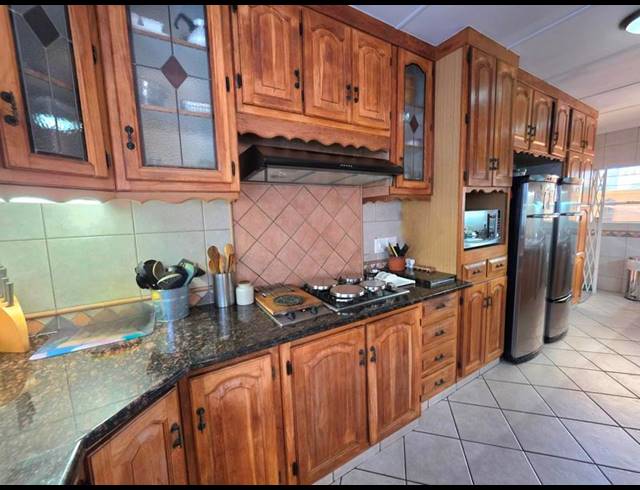 8 BEDROOM HOUSE FOR SALE IN LIBRADENE